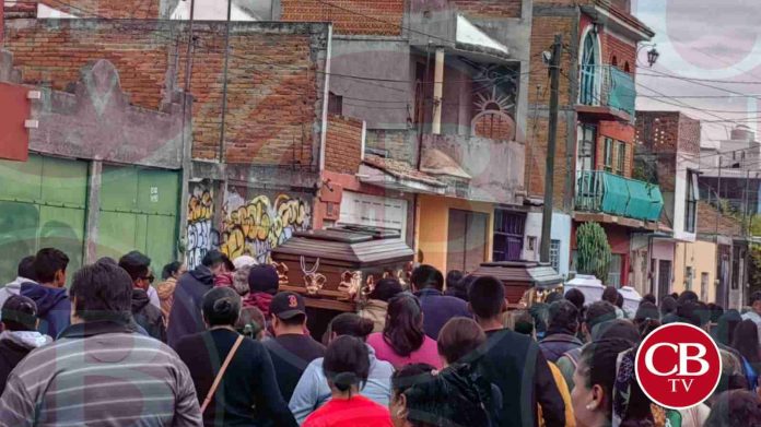 Dan el último adiós a familia mascarada en Tarímbaro