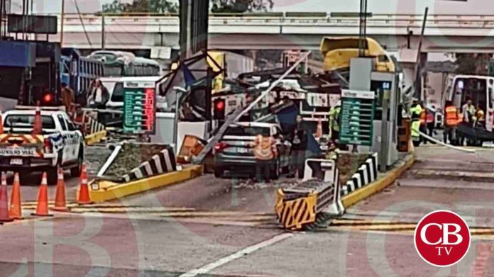 Tráiler sin frenos se lleva la caseta de Zinapécuaro