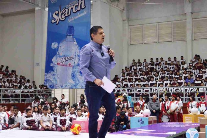 Entregan Nacho Campos y Gabriela Molina 12 mil pares de tenis a alumnos de secundaria