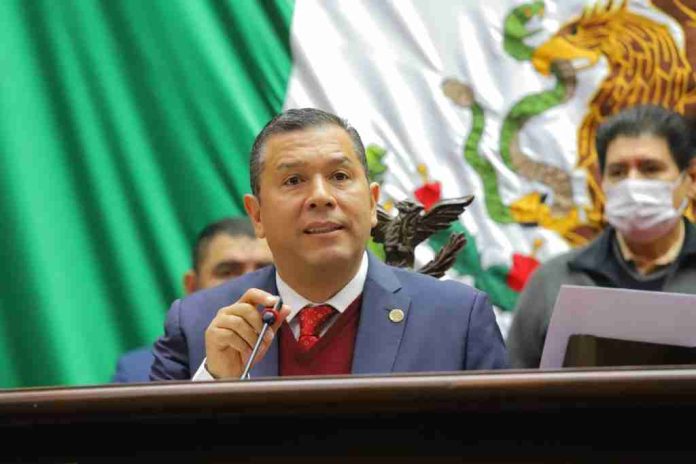 Exige Juan Carlos Barragán reubicación de la caseta de Zinapécuaro