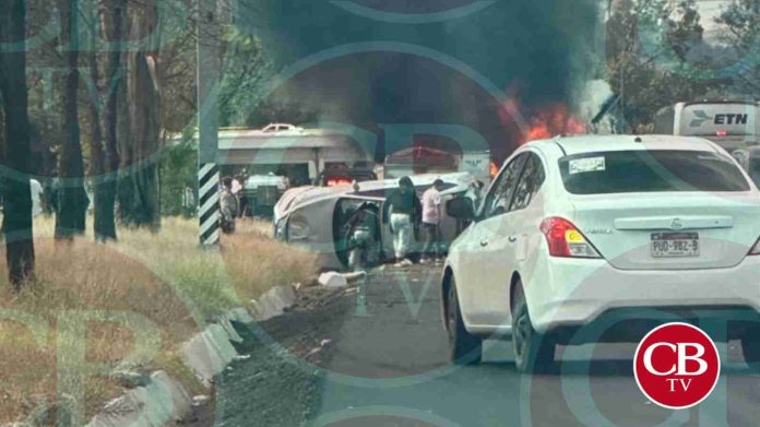 Tráiler se incendia al chocar caseta de Zinapécuaro y varios autos
