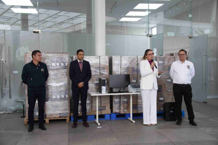 Respaldo histórico a facultades de la UMSNH; entrega rectora 436 computadoras