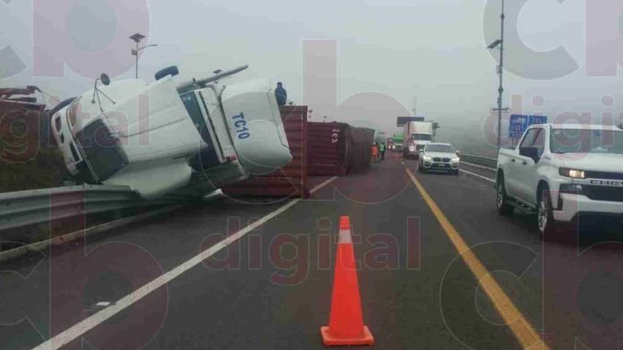 Chofer destruye su tráiler en la Pátzcuaro-Cuitzeo