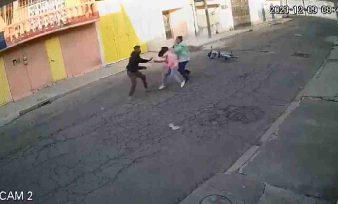 Madre enfrenta a secuestrador que intentaba llevarse a su hija: impidió el crimen