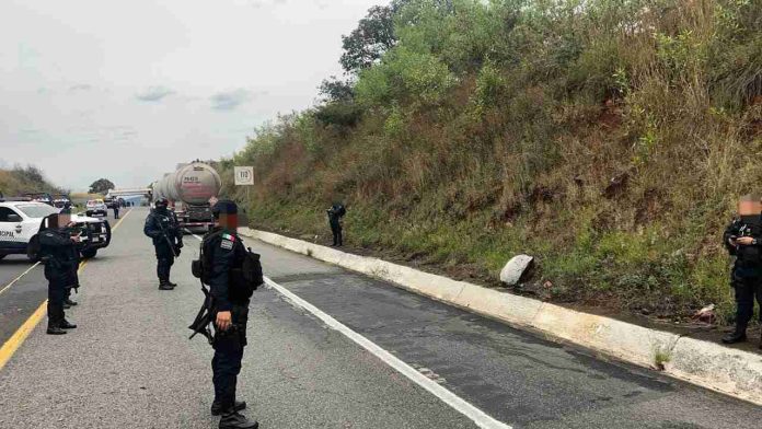 Luego de una persecución y una agresión armada, los elementos de la Guardia Civil (SSP) recuperaron un vehículo comercial que había sido robado con violencia; al verse superados los delincuentes huyeron.