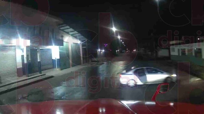 En video quedó captado como un grupo de ladrones intentan atravesar un auto en la carretera para robar un tráiler, pero el chofer los esquivó y aceleró a fondo para salvar su vida.