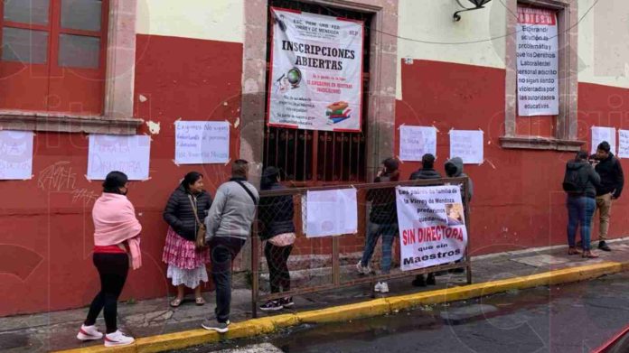 Padres de familia toman la escuela Virrey de Mendoza, en exigencia de la destitución de la directora