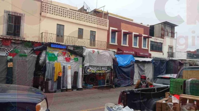 Locatarios formales de la avenida Lázaro Cárdenas esquina con Andrés del Río, denuncian que debido a los comerciantes afectados por el incendio del estacionamiento y los vendedores que son informales, sus ventas han bajado bastante.
