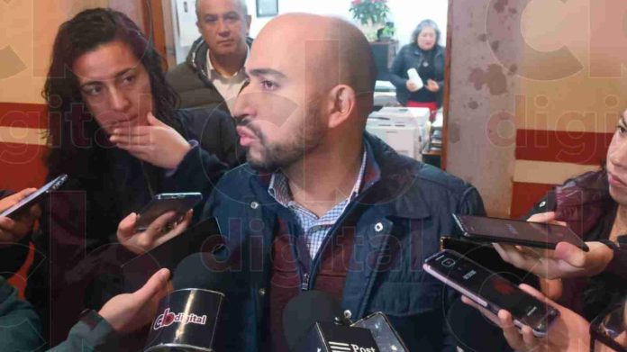 En las instalaciones del Congreso del Estado de Michoacán, se presentó una denuncia de Juicio Político contra los diputados de la Junta de Coordinación Política (JUCOPO) que mediante la toma de decisiones en corto, solo los miembros de esta, aprobaron mantener en el cargo a Marco Antonio Bravo Pantoja, encargado del Despacho de la Auditoría Superior de Michoacán.