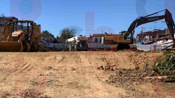 Locatarios perciben lento avance del Mercado de Pátzcuaro, al momento es del 25%