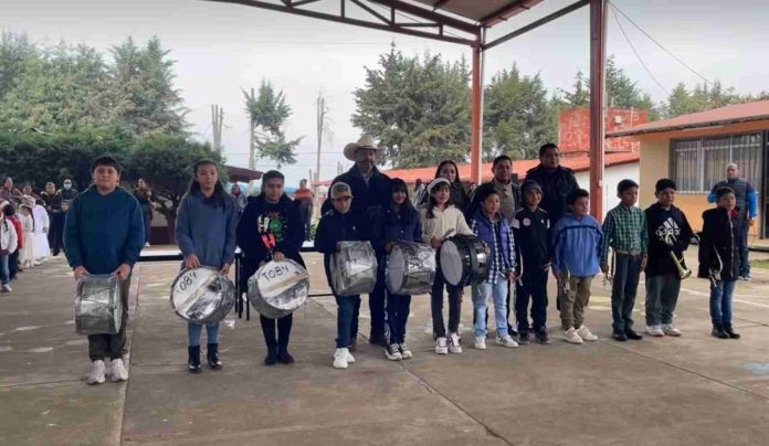 !Entrega de material de Banda de Guerra Escuela Primaria Niños Héroes en Pátzcuaro!