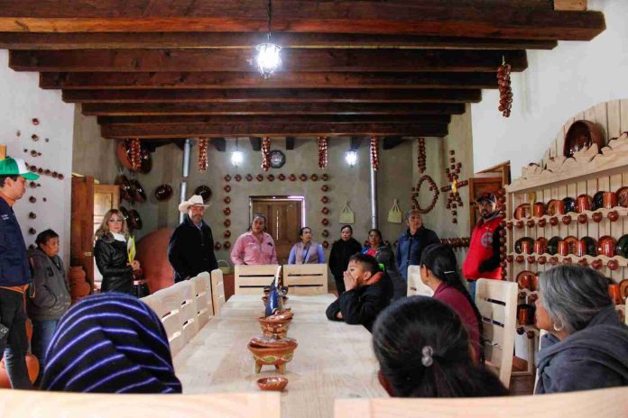 Julio Arreola entrega material de cocina a la Comunidad de San Bartolo