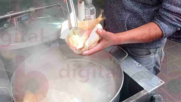 Durante 30 años, Don Marcos ha vendido tortas de tamal en el mercado independencia