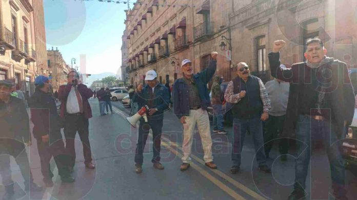 Más de 10 mil trabajadores de la UMSNH en espera de pagos bloquean Av. Madero