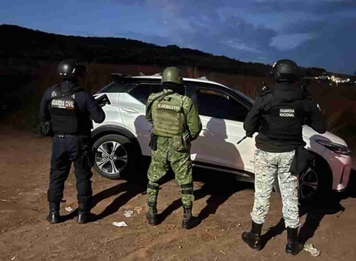 Como resultado de los operativos de prevención y vigilancia, los efectivos de la Base de Operaciones Interinstitucionales (BOI), de la región de La Piedad, localizaron y aseguraron un vehículo con reporte de robo, dentro del cual hallaron e incautaron 128 dosis con droga.