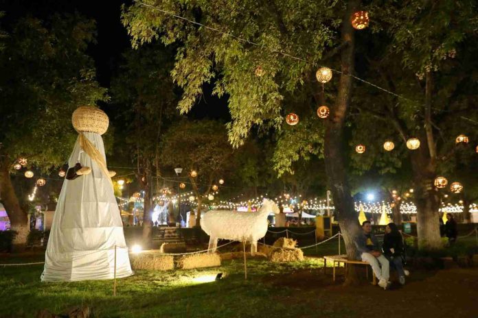 Nacimiento monumental de la Villa Navideña muestra el talento de artesanos michoacanos