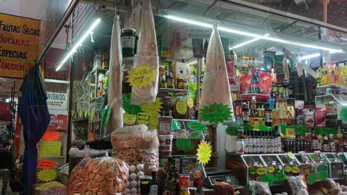 La cena de nochebuena, para recibir a la navidad es tradicional en cualquier casa mexicana, cada familia decide que platillos incluir, dependiendo de la economía actual. El menú acostumbrado es pierna, lomo, pavo, pollo relleno, pastel de carne, bacalao, antojitos mexicanos o pozole, todo ello acompañado de complementos.