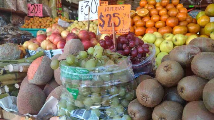 Comerciantes contentos por la buena venta de las uvas para pedir los 12 deseos de año nuevo