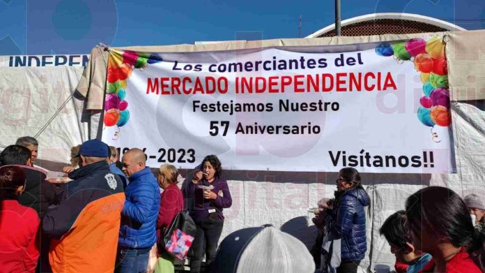 Locatarios celebran 57 años de la fundación del Mercado Independencia, entre tamales y pastel