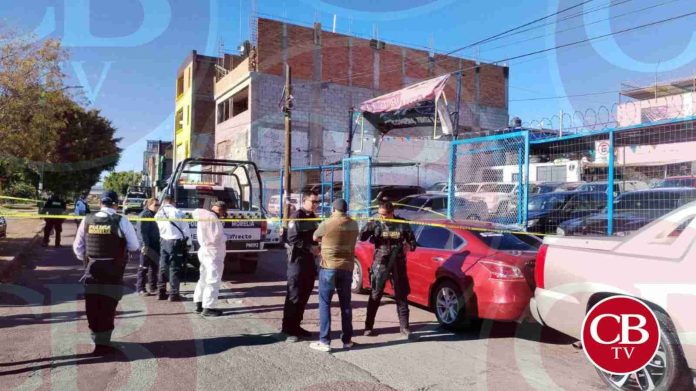 Balean a tres en un lote de autos de Morelia