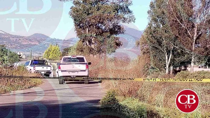 Los cuerpos sin vida de dos hombres, fueron encontrados a la orilla de la carretera Morelia-Ciudad Hidalgo, a la altura del municipio de Queréndaro, uno estaba maniatado y el otro embolsado.