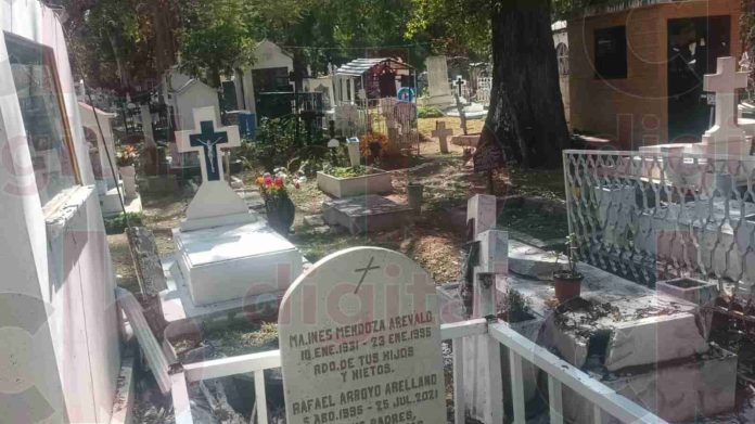 Panteones se encuentran solitarios en Morelia en cierre de año