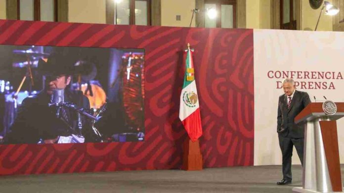 AMLO dedica corrido de los Tigres de Norte a Greg Abbott