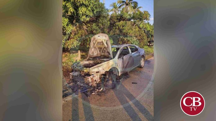 Se le quema su auto a 4 días de Navidad