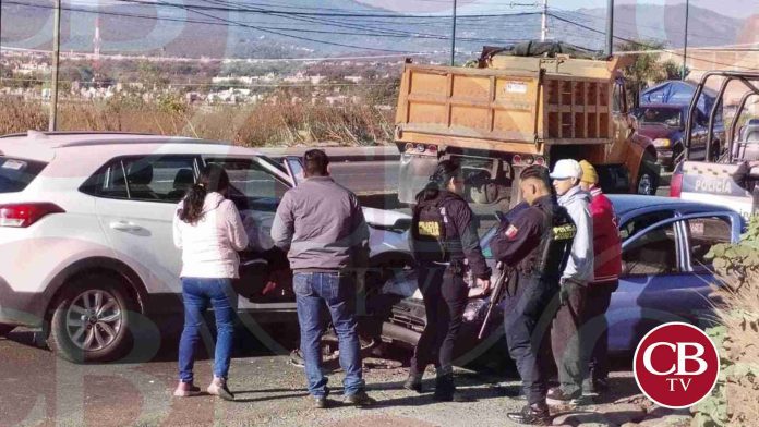 Camioneta desbarata un Chevy en la salida a Quiroga, a la altura de Villas del Pedregal
