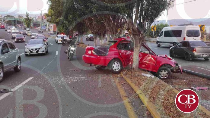 Destruye su auto afuera del Montecarlo