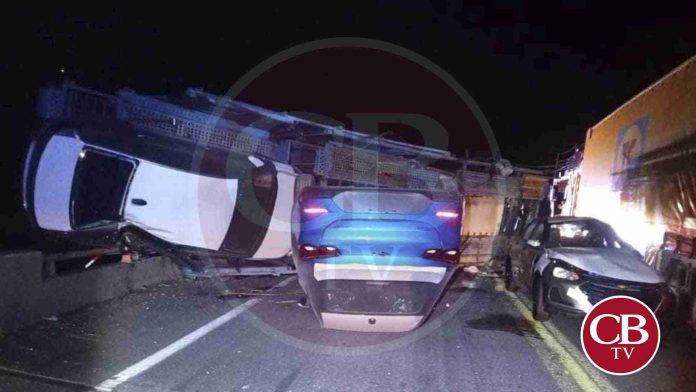 Vuelca nodriza con autos nuevos en la Siglo XXI