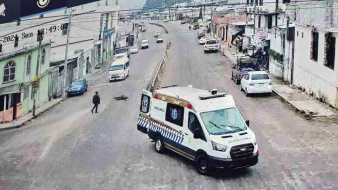 Cae paciente a la calle tras abrirse puerta de ambulancia en Chiapas