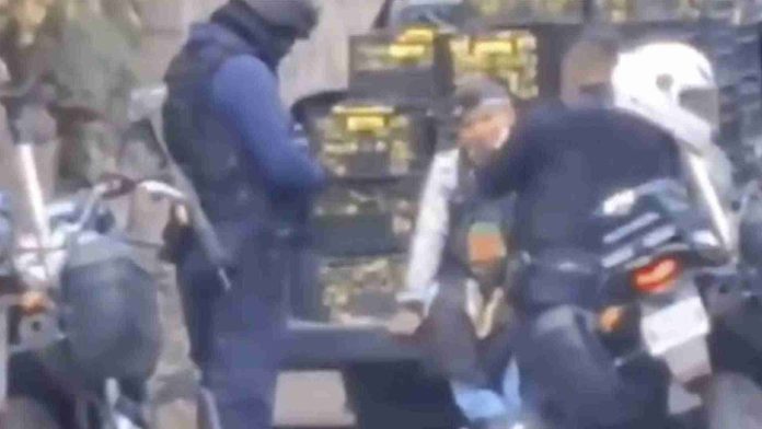 Captan a policías vendiendo un arma de fuego a un comerciante