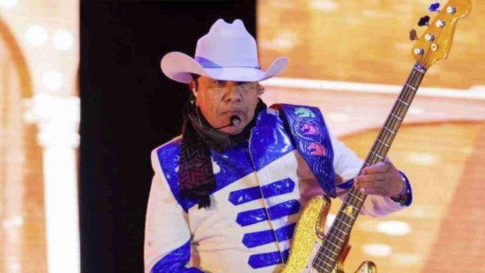 Critican a Lupe Esparza, vocalista de Bronco por gritarle y callar a fan