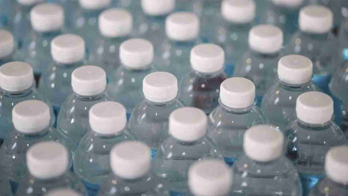 Estudio descubre partículas de nanoplástico en agua embotellada