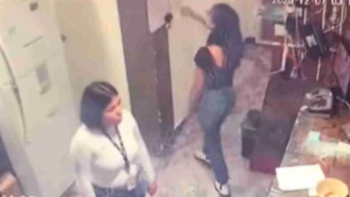 Exhiben a policías robando durante cateo en Cancún