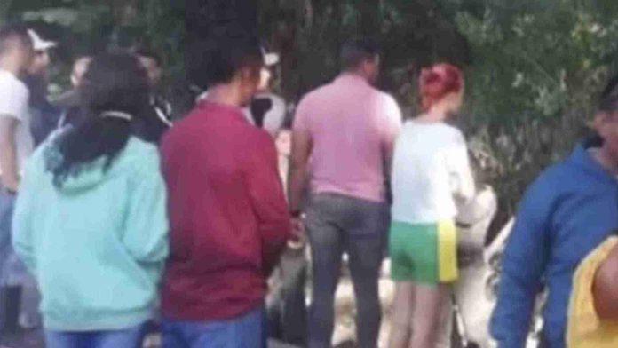 Hombre cuelga a sus dos hijos de un árbol luego de que su exesposa lo rechazara