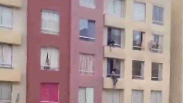 Hombre intenta evitar que adolescente saltara de un edificio y cae de un cuarto piso