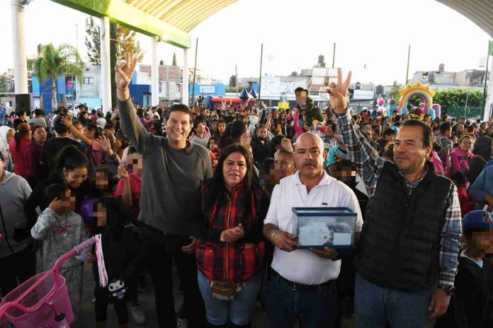 Celebra Alfonso Martínez, Día de Reyes con niñas y niños del Norte de Morelia