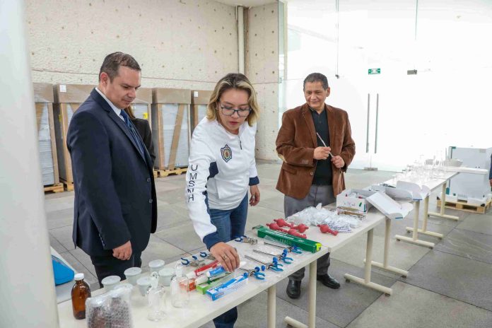 Con una inversión de alrededor de siete millones de pesos, la Universidad Michoacana de San Nicolás de Hidalgo (UMSNH) equipa laboratorios, la entrega fue encabezada por la rectora Yarabí Ávila González, quien subrayó la importancia de que las y los estudiantes cuenten con las herramientas necesarias para fortalecer la práctica en su formación.