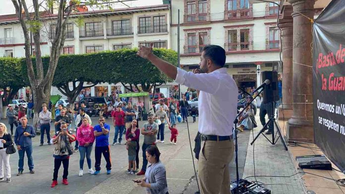 Guardia Civil solo extorsionan en Uruapan Uruapan, Mich.- Un grupo de ciudadanos exigen la salida de la Guardia Civil de Uruapan, el hastazgo es por las extorsiones a la ciudadanía. Más de 500 personas acudieron a la plaza Morelos donde levantaron la voz por las recientes agresiones que han sufrido ciudadanos y personal del Ayuntamiento. Se llamó a los uruapenses a recabar firmas para presentarlas al cabildo y exigir que la corporación se retire del municipio, será el cabildo el próximo lunes quienes definan si trunca el convenio con el gobierno de Alfredo Ramírez Bedolla. En semanas anteriores se han hecho públicas en redes sociales varias arbitradierades de los policías del gobierno de Bedolla, pero hasta el momento siguen haciendo mal uso del uniforme en este municipio.