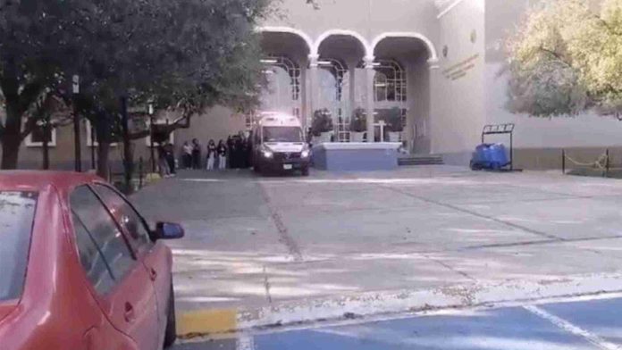 Joven ataca con arma blanca a alumna en plena clase y se lanza de segundo piso en NL