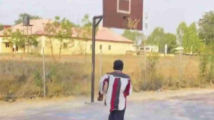 Joven muere al intentar hacer truco en canasta de básquetbol