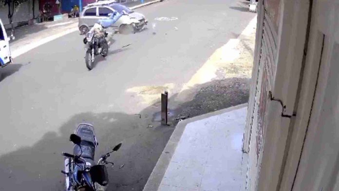 Motociclista que iba a exceso de velocidad pierde la pierna al chocar contra un auto