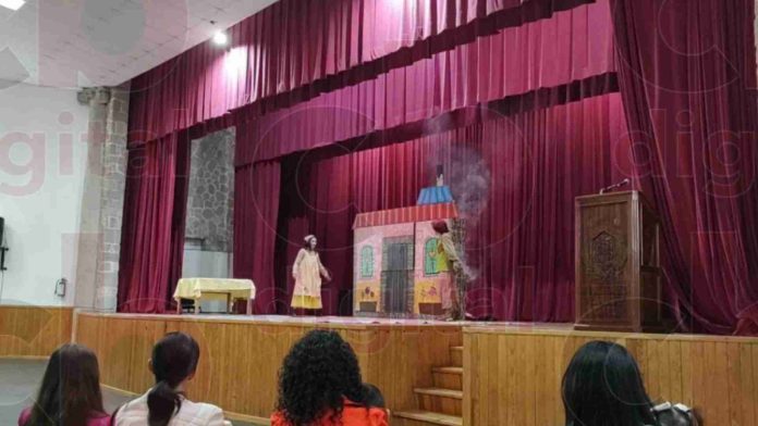 Varios padres de familia con sus pequeñitos, fueron a disfrutar del Festival de Día de Reyes Magos qué tenían en el Teatro Samuel Ramos, impartido por jóvenes de la Universidad Michoacana de San Nicolas de Hidalgo (UMSNH).