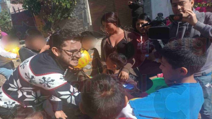 Madre casi llora de emoción por juguetes recibidos de Grupo CB, por sus hijas