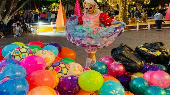 *Drag Queen michoacana regala mil 500 pelotas a niños vulnerables de Zamora el día de Reyes* Con motivo de regalar una sonrisa a los pequeñitos que no les llegaron regalos el día de reyes, Ebolett La Monarca, una drag queen del municipio de Zamora, regalo más de mil 500 pelotas y aguinaldos a pequeñines de escasos recursos de la ciudad. Con un vestido espectacular de colores pasteles, un maquillaje llamativo y todo el corazón, la joven artista Drag, reunió las pelotas y las entrego en la plaza principal del municipio. Donde además de ello, brindó un espectáculo con canciones infantiles para entretener a los niños y niñas qué acudieron por su regalo de día de reyes. Con canciones como mundo de caramelo, de la artista pop Danna Paola, fue que todos los más pequeños de la casa pudieron disfrutar de este detalle que, en palabras de Ebolett, es una gran satisfacción ver los rostros felices de los infantes. 