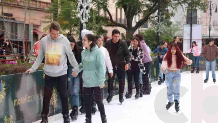Hoy último día para disfrutar de la pista de hielo en plaza Melchor Ocampo