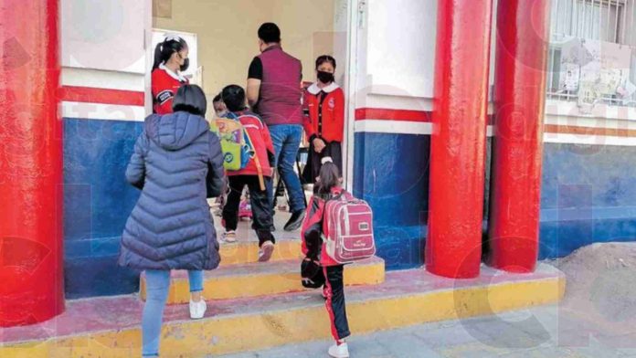 Horario de invierno en escuelas continuará ante regreso a clases de este lunes