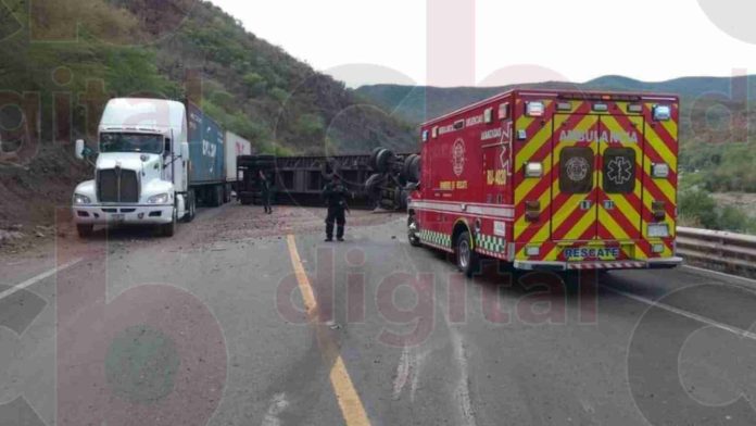 Vuelca tráiler en la autopista Siglo XXI